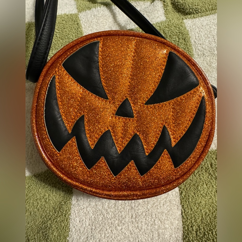 Small pumpkin Love Pain & Stitches